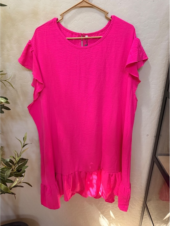 Tops - NWT Women’s T shirt